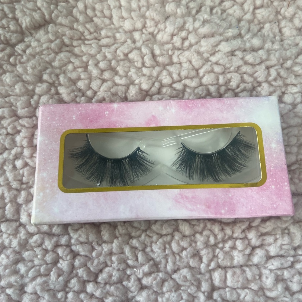 Eyelashes - Mink Lashes w/ a soft & fluffy feel
